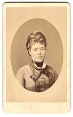 Photograph Aug. Riemann, Bielefeld, Ober-Thor-Wall 307, portrait of a woman