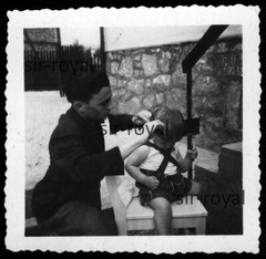 Kleiner Junge in Lederhose beim Haare scheiden – 1930er – Friseur – Foto 6x6cm