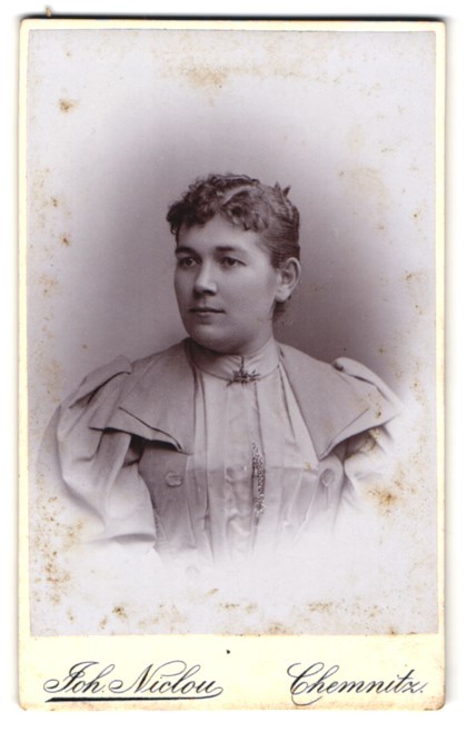Photograph Joh. Niclou, Chemnitz, Königstraße 5, portrait of a woman with elegant