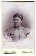 Photograph Joh. Niclou, Chemnitz, Königstraße 5, portrait of a woman with elegant
