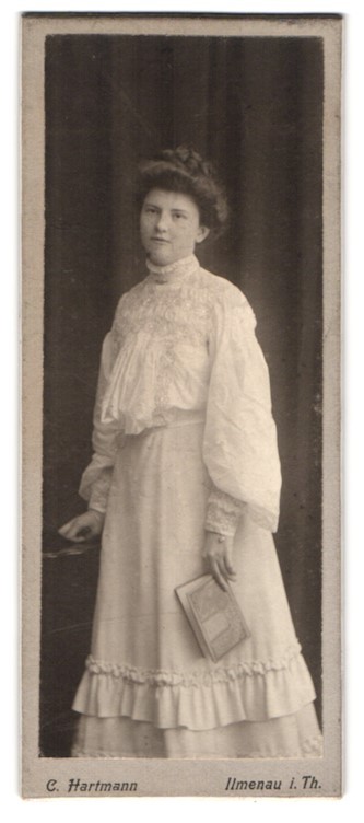 Photograph C. Hartmann, Ilmenau / Thuringia, pretty woman in white dress with B