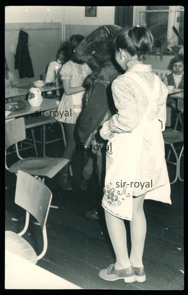 Kind im Ratten Kostüm in der Schule – Zwickau – DDR 1960er 1970er – Foto 8x13cm