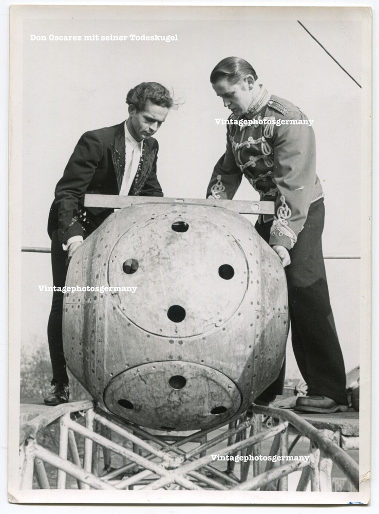 G994 Foto Don Oscarez Der Mann in der Todeskugel Artist Stuntman Zirkus Risk