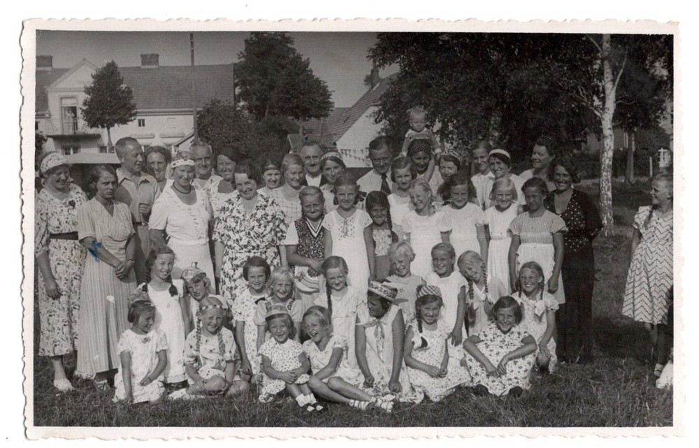 Photo postcard photo group women children men village July 1935 Wald-Dierensen? (K1041)