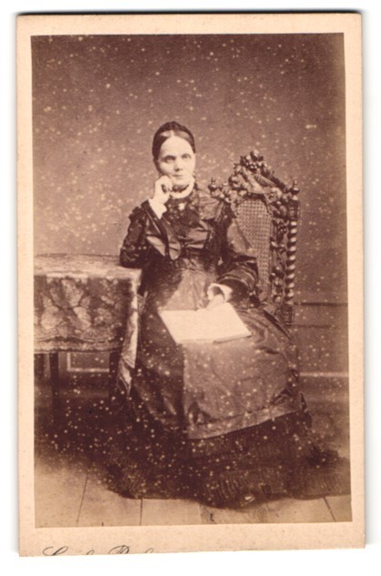 Photograph Carl Ruf, Karlsruhe, Amalienstr. 26, Portrait Lady in Dress with Book