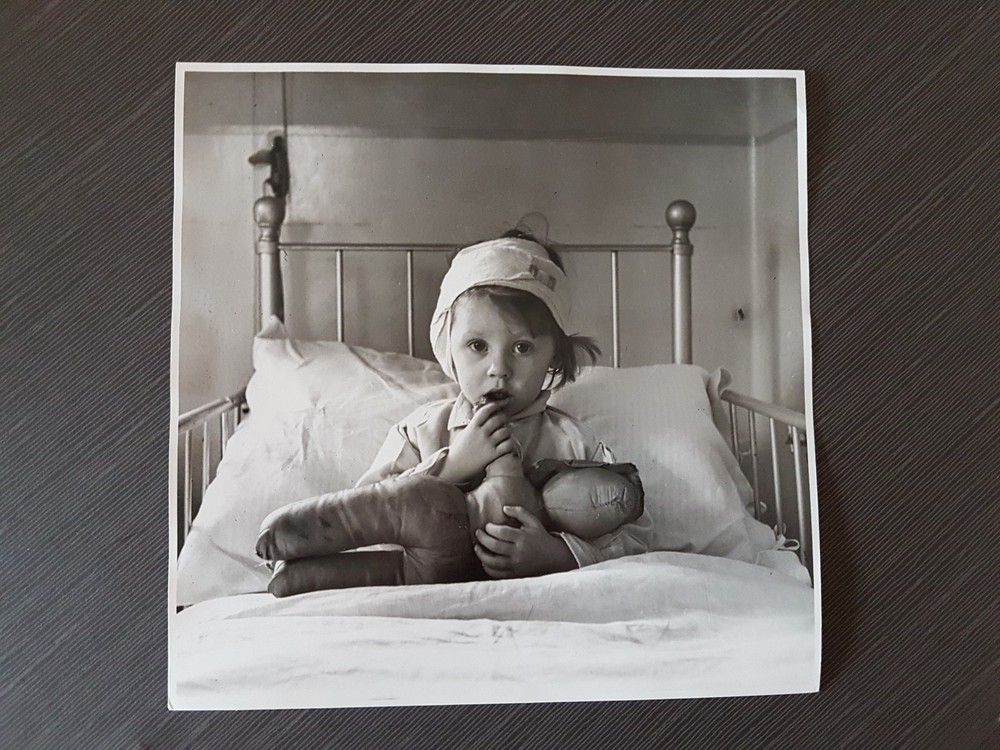 photograph cecil beaton bomb victim london 19.6×19.6cm as retro description