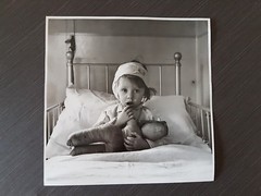 photograph cecil beaton bomb victim london 19.6×19.6cm as retro description