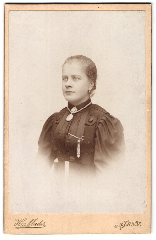 Photograph H. Mader, Isny, portrait of a young lady with a fine medaillo