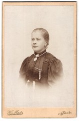 Photograph H. Mader, Isny, portrait of a young lady with a fine medaillo