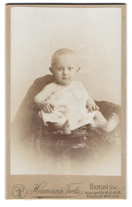 Photograph Hermann Tietz, Berlin, Leipziger Straße 46-49, toddler with standout