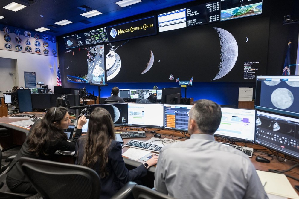 ARTEMIS II CREW WITH SLS AND ORION AT KENNEDY SPACE CENTER 2026 8X10 PHOTO