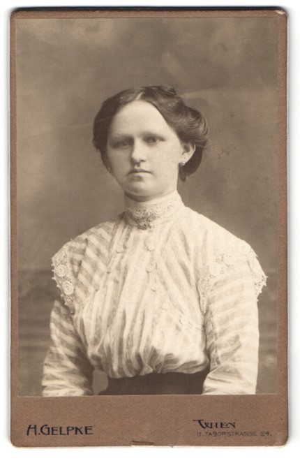 Photograph H. Gelpke, Vienna, Taborstrasse 24, young lady with middle parting in e
