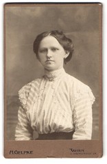 Photograph H. Gelpke, Vienna, Taborstrasse 24, young lady with middle parting in e