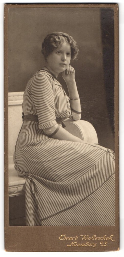 Photograph Eduard Wolleschak, Naumburg, Windmühlenstraße 36, Mrs. E. Kolbe in g