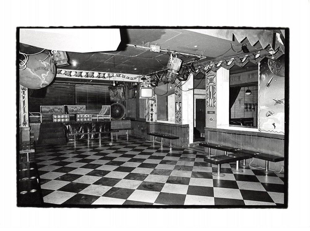 Press Photo. AM21107. Approximately 24X18 Cm. Party Room
