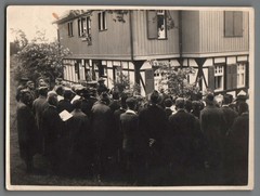 Forograph 3x Men in Forest, in Front of Half-Timbered House, Walking 1920s (F1122)