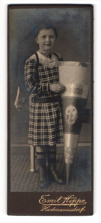 Photograph Emil Hoppe, Hartmannsdorf, little girl starting school with shrug