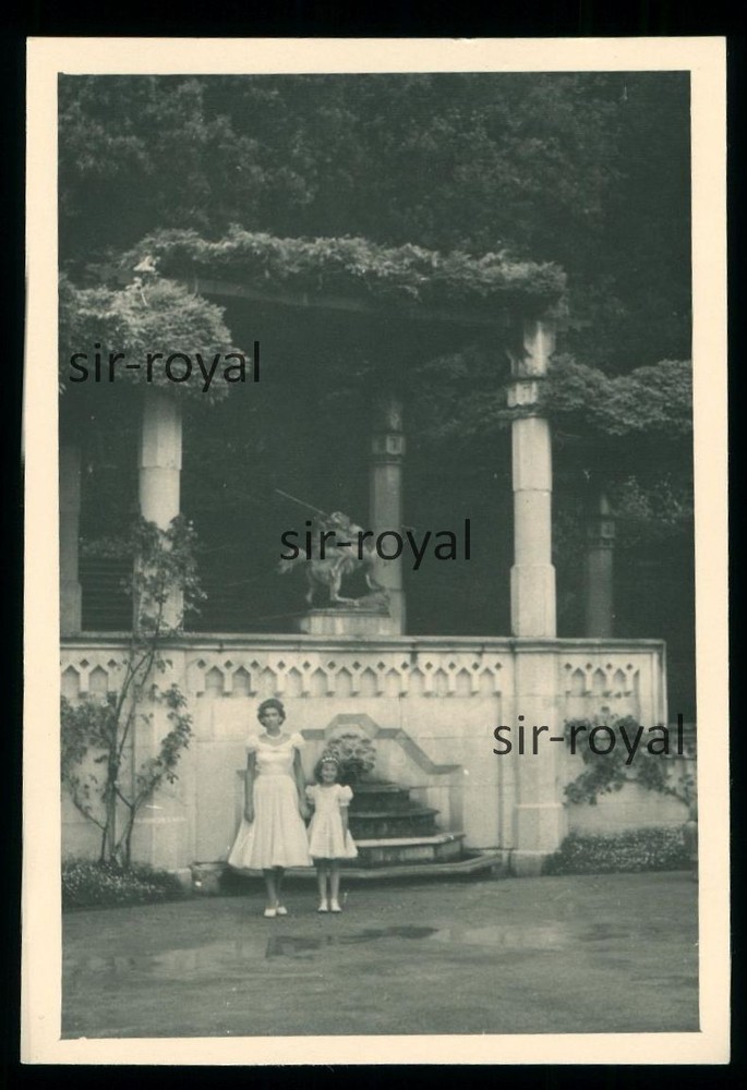 Castello di Miramare – Mother and Daughter at Monument – Trieste – Photo 6x9cm