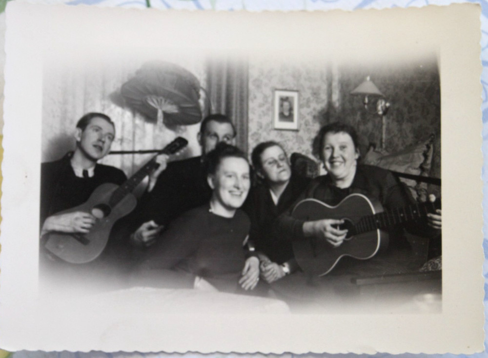 Photo woman men musicians guitar instruments 7x10cm 1953 vintage BG