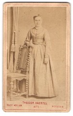 Photography Theodor Haertel, Potsdam, Charlottenstr. 25, Portrait Young Lady in