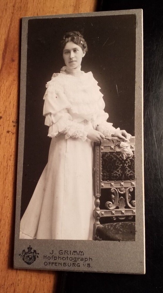 stehendes schönes Mädchen – junge Frau mit Rosen / CDV J. Grimm Offenburg i. B.