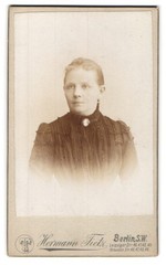 Photograph Hermann Tietz, Berlin, Leipziger Str. 46, portrait of a lady