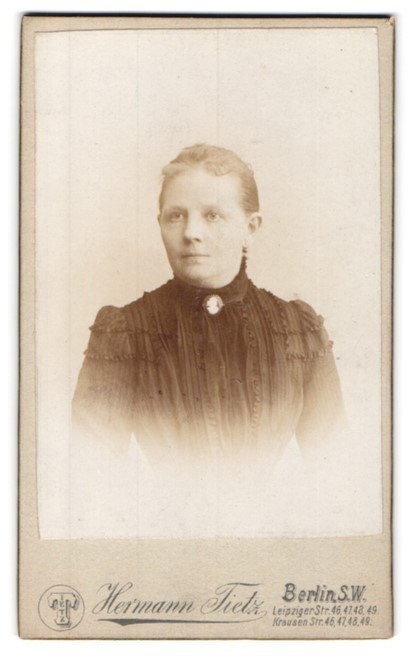 Photograph Hermann Tietz, Berlin, Leipziger Str. 46, portrait of a lady