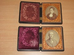 2 Old Portrait Photos In Bakelite Box Around 1910 Very Decorative