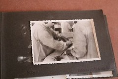 Reste eines Albums 55 Fotos – Soldaten, Ärzte, OP, Pimpfe, Badegäste, Sport usw.