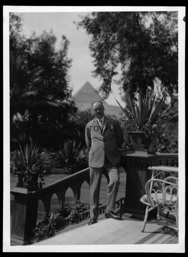 Egypt Circa 1930 – Man with Pyramid in Background – 1920s 1930s – Photo 9x12cm