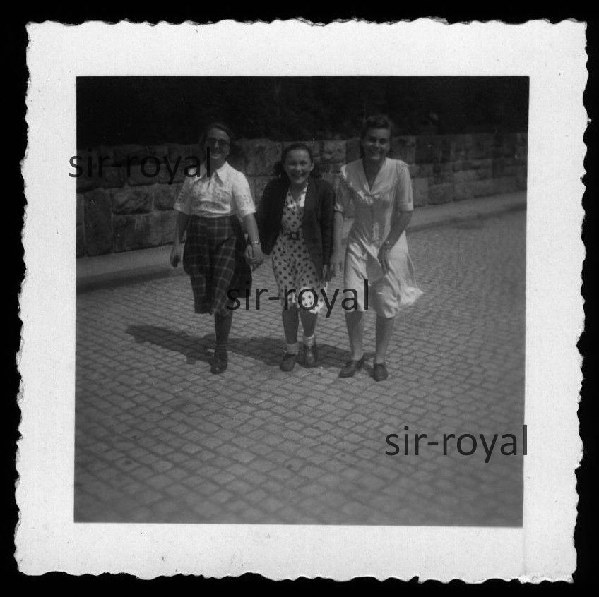 Malter Dam 1950 – 3 Girls in Beautiful Vintage Fashion – 1950s – Photo 6x6cm