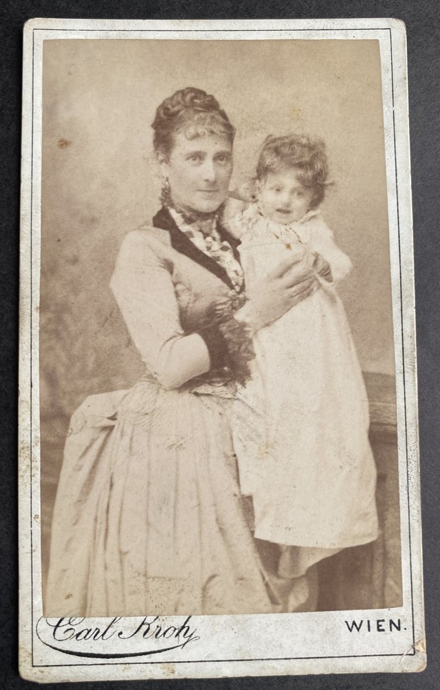 Beautiful CDV photo around 1880, pretty woman with toddler, Vienna