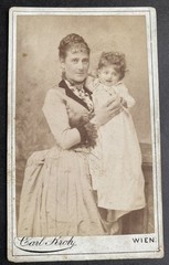 Beautiful CDV photo around 1880, pretty woman with toddler, Vienna