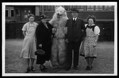 Familie mit Mann im Eisbär Kostüm vor Reichspost – 1930er – Foto-AK 14x9cm