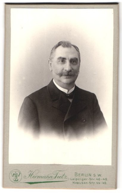 Photography Hermann Tietz, Berlin-SW, Leipziger-Strasse 46-49, portrait of older