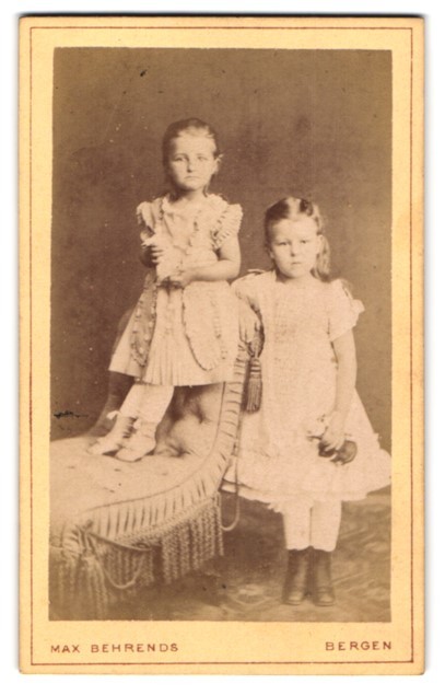Photography Max Behrends, Bergen, two little girls in bright lace dresses