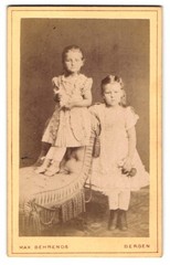 Photography Max Behrends, Bergen, two little girls in bright lace dresses