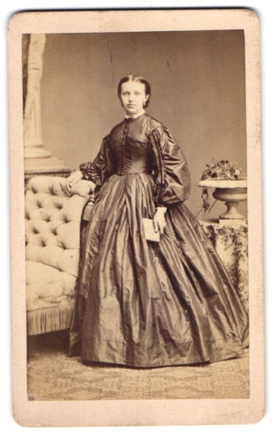 Photograph Gustav Schultze, Naumburg a. S., pretty young woman in shiny bi
