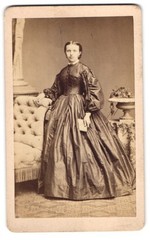 Photograph Gustav Schultze, Naumburg a. S., pretty young woman in shiny bi
