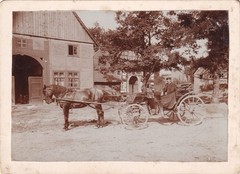 Photo on cardboard – people with horse-drawn carriage on a manor – around 1900