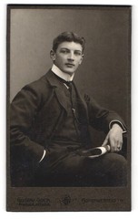 Photograph Gustav Gock, Hohenwestedt i. H., young boy with middle log