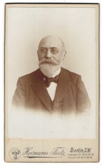 Photography Hermann Tietz, Berlin, Leipzigerstr. 46, portrait handsome gentleman m
