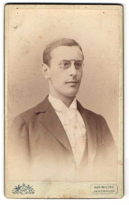 Photograph Aug. Wilcke, Innsbruck, Rudolfstraße No. 1, Portrait of an Elegant