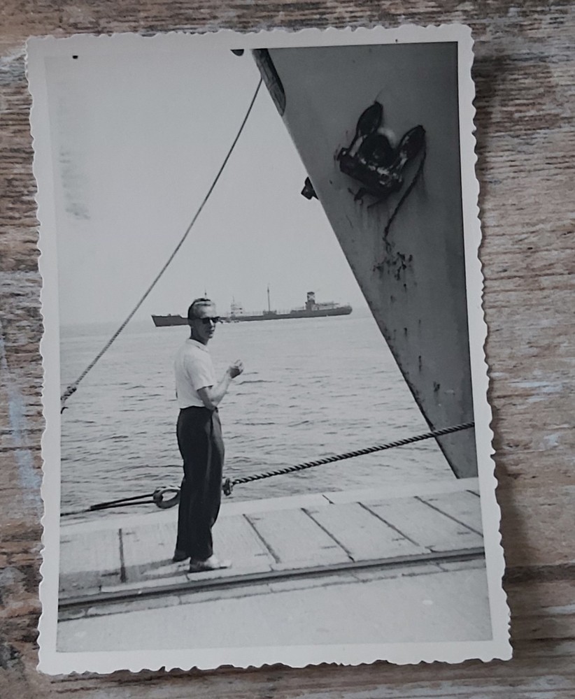 Old B/W Photo MAN AT THE BOW OF THE STEAMER HANSEATIC AND FREIGHTER Photo 10