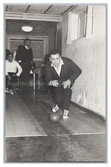 Mann beim Kegeln – Freizeit – Altes Foto 1960er