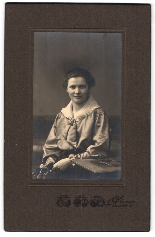 Photograph L. K. Jué, Berlin, Leopoldstrasse 27, Young Lady in a Glossy