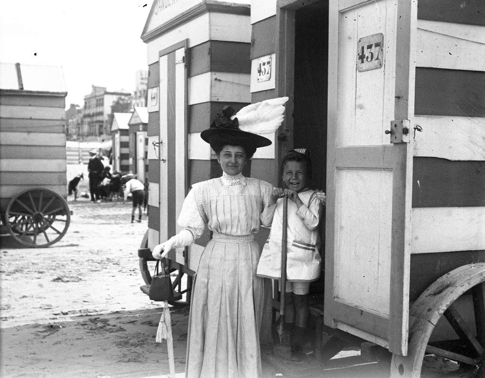 STEREO GLASS NEGATIVE, mother and daughter on beach, strange hat, rare, vintage