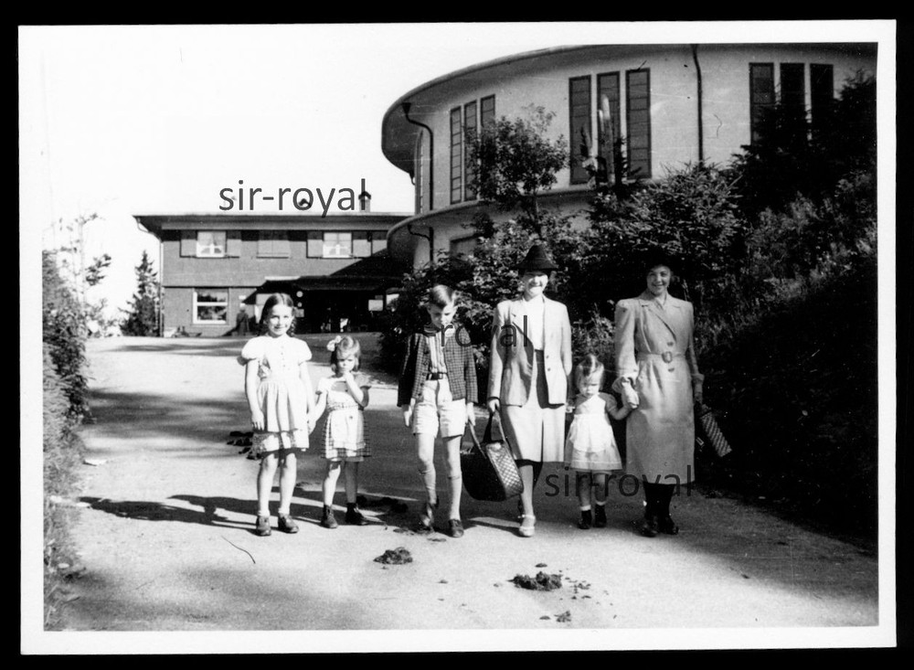 Hofsgrund Oberried 1945 – Family Before Round Building – 1940s – Photo 10x7cm