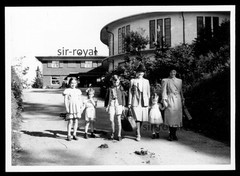 Hofsgrund Oberried 1945 – Family Before Round Building – 1940s – Photo 10x7cm