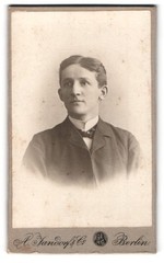 Photograph A. Jandorf & Co., Berlin, Spittelmarkt 16/17, portrait of a young M
